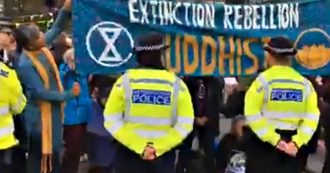 Copertina di Extinction Rebellion, tensione a Londra durante la protesta per il clima: 135 dimostranti arrestati