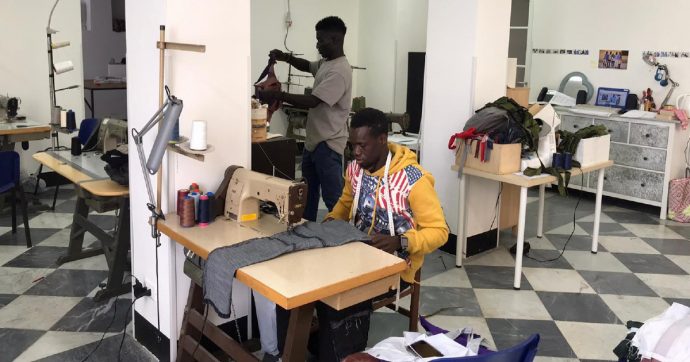 Copertina di L’Africa è alla moda: migranti in sartoria, gli abiti vanno a ruba