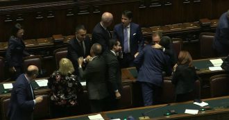 Copertina di Il taglio dei parlamentari è legge: l’annuncio di Fico alla Camera e gli abbracci tra i banchi del governo