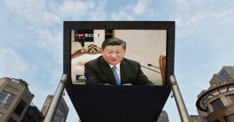 Copertina di Cina, un esame misura la lealtà dei giornalisti alla filosofia di Xi Jinping: niente tesserino per chi non lo passa (ma si può rifare)