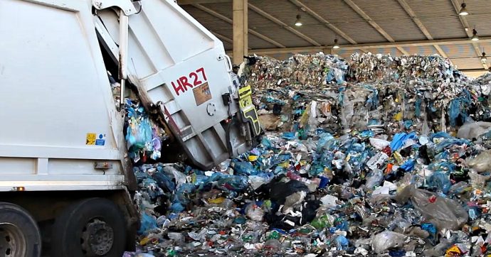 Plastica, raccolta differenziata serve a poco: metà dei rifiuti separati va in inceneritore. “Soluzioni? Meno consumi e più riuso”