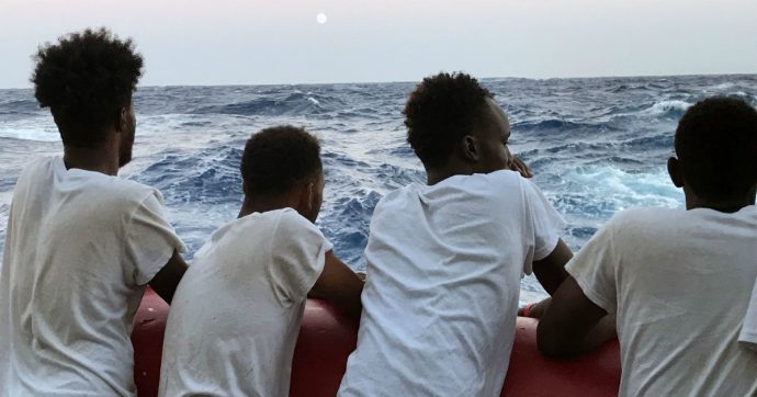 Migranti, in 200 sono sbarcati a Lampedusa nelle ultime ore: hotspot al collasso. Assegnato porto sicuro all’Ocean Viking: in 176 a Taranto