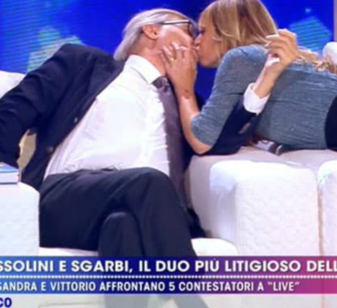 Alessandra Mussolini bacia Vittorio Sgarbi in diretta tv e Barbara D’Urso le fa notare: “Ti è uscita una tetta”