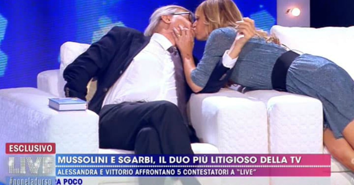 Alessandra Mussolini bacia Vittorio Sgarbi in diretta tv e Barbara D’Urso le fa notare: “Ti è uscita una tetta”