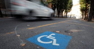 Copertina di Parcheggi, gratuiti quelli sulle strisce blu anche per i disabili senza patente
