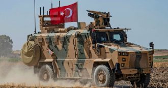 Copertina di Siria, Usa: “No al via libera all’offensiva turca contro i curdi”. Ankara: “Operazione militare pronta”. Sdf: “Disposti ad accordo con Assad”