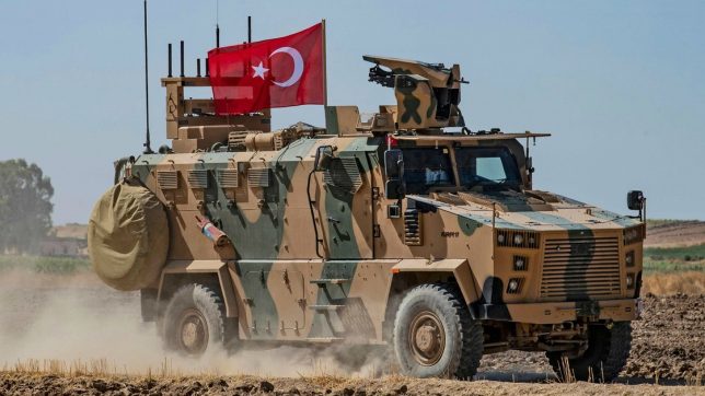 Siria, Usa: “No al via libera all’offensiva turca contro i curdi”. Ankara: “Operazione militare pronta”. Sdf: “Disposti ad accordo con Assad”