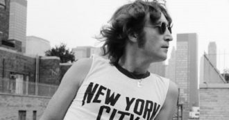 Copertina di 80 anni di John Lennon che una volta (incazzato) chiese: “Perché, non esisto se il mio nome non è sui giornali o non ho un disco in uscita?”