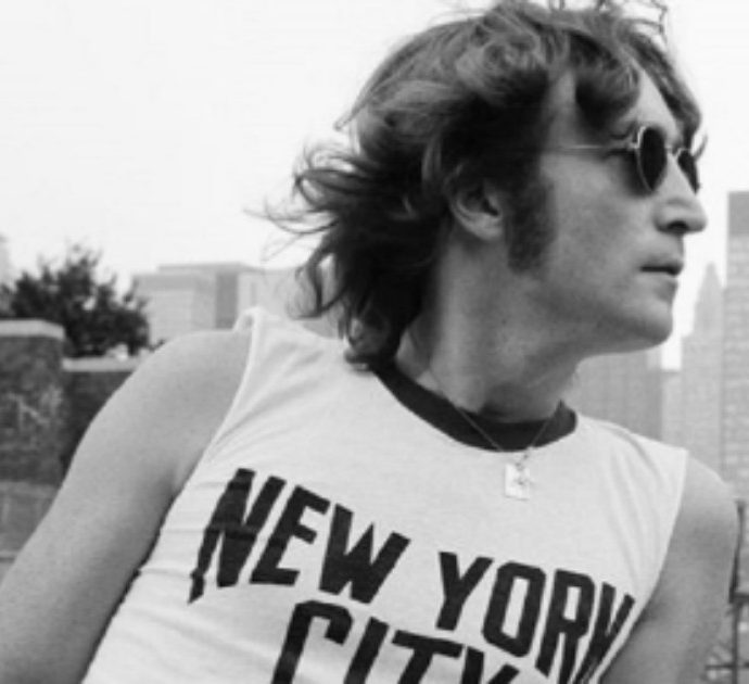 80 anni di John Lennon che una volta (incazzato) chiese: “Perché, non esisto se il mio nome non è sui giornali o non ho un disco in uscita?”