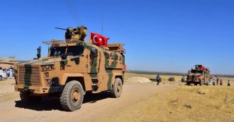 Siria, Turchia dà il via all’offensiva di terra dopo i bombardamenti: “11 vittime, 8 sono civili”. Colpita anche Kobane, città che sconfisse Isis