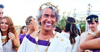 Copertina di Greed, la fiera delle vanità sommata all’arroganza del potere con la firma di Michael Winterbottom