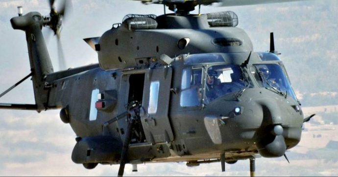 Nato, elicottero scompare tra Grecia e Italia: individuati i resti nel mar Ionio. Media greci: “Trovato un corpo, altri 5 ancora dispersi”