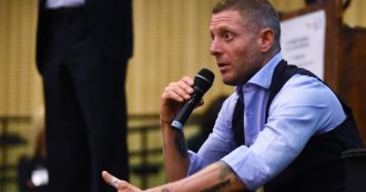 Copertina di Lapo Elkann dona 450 mila euro alle famiglie più fragili