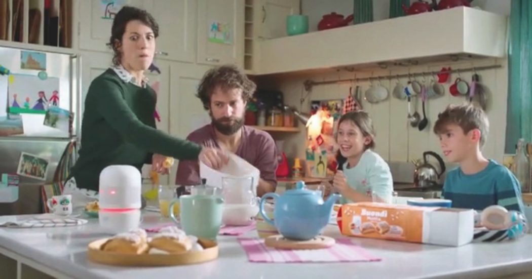 Vedi Napoli e poi… ti offendi per lo spot troppo spiritoso Vedi Napoli e poi… ti offendi per lo spot troppo spiritoso