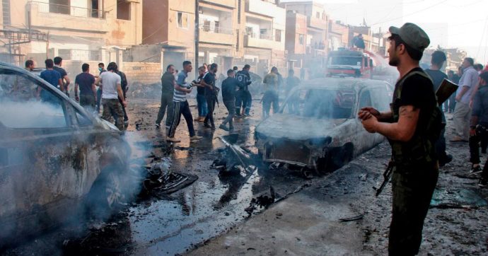 Siria, la città di Qamishlo precipita nel caos. Raid turchi su carcere: “5 miliziani Isis in fuga” Esplode autobomba: “Quattro persone uccise”