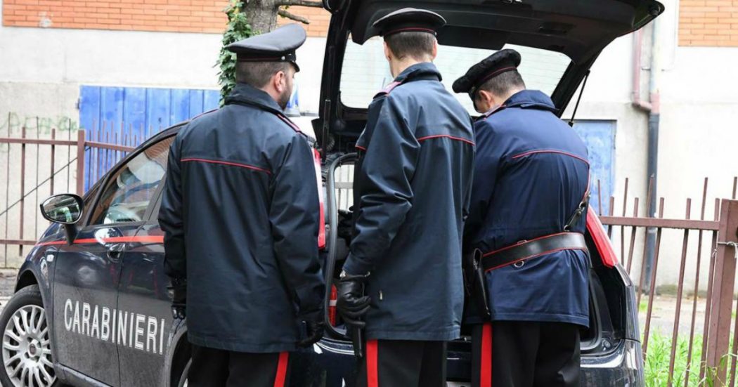 Brescia, corpo carbonizzato nel bagagliaio di una macchina in fiamme: aveva mani e piedi legati. Si indaga per omicidio