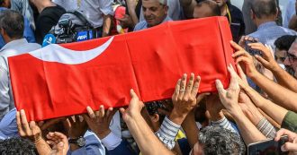 Copertina di Noi stiamo con i curdi perché odiamo i bavagli