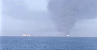 Copertina di Arabia Saudita, petroliera iraniana esplode al largo del porto di Gedda. Compagnia: “Colpita da due missili”