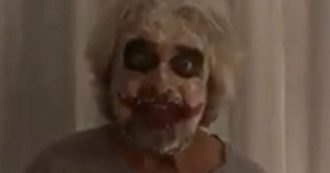 Copertina di Italia 5 stelle, Beppe Grillo apre il suo intervento a Napoli truccato da Joker: “Non faccio piani, sono il caos”