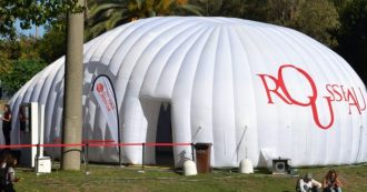 Italia 5 stelle Napoli, viaggio tra gli stand: le agorà per il confronto tra attivisti, il villaggio Rousseau, il laboratorio “pianta un albero” – Foto