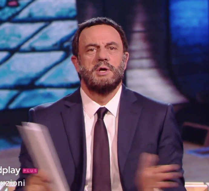 Russia gate, Crozza-Salvini. “Se avessi 60 milioni non sarei qui con voi… mi sarei costruito una piscina di nutella”