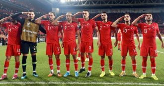 Copertina di Guerra in Siria, i calciatori turchi festeggiano la vittoria con il saluto militare pro Erdogan