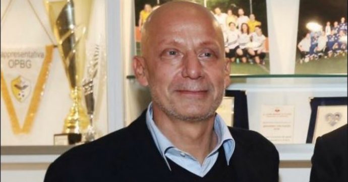Gianluca Vialli, l’ex calciatore in cura per un tumore è nel team della Nazionale: “Sono qui anche se è dura”. Fan preoccupati