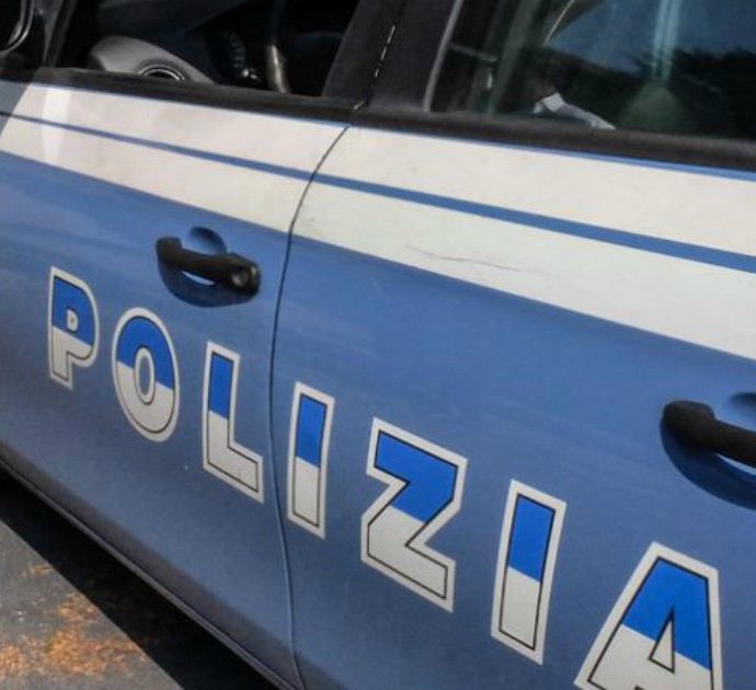 Pisa, turista tedesca 20enne minacciata con un coltello e violentata: l’aggressore è in fuga