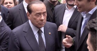 Copertina di Berlusconi tra ricordi, calcio e politica. Poi la battuta greve alla giovane farmacista: “Metti le supposte a tutti”