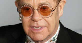 Copertina di Il Codacons denuncia anche Elton John: “Era a Capri senza la mascherina”