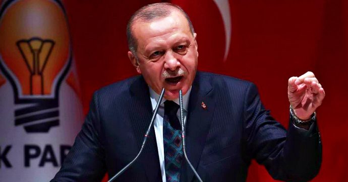 Siria, curdi e Turchia si accusano a vicenda di violare la tregua. Erdogan: “Se non se ne vanno, spacchiamo loro la testa”