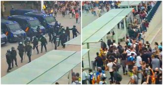 Copertina di Barcellona, polizia carica i manifestanti all’aeroporto. “C’è molta tensione, dimostranti hanno tentato di accedere al terminal”
