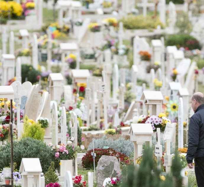 Porta dei fiori sulla tomba della fidanzata morta in un incidente, il padre di lei lo fa arrestare per “littering”