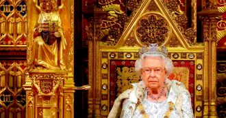 Coronavirus, la regina Elisabetta: “Periodo di grande preoccupazione e incertezza”. Intanto Sua Maestà ha lasciato Londra