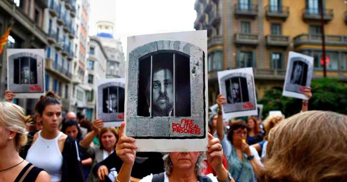 Catalogna, proteste e scontri con la polizia dopo le condanne di 12 leader indipendentisti. Puigdemont: “Barbarie”. Sanchez: “Dialogo”