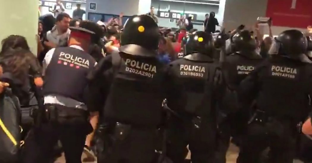 Barcellona, proteste contro le condanne agli indipendentisti. Polizia carica i manifestanti all’aeroporto