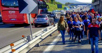 Whirlpool Napoli, l’azienda: “Chiudiamo lo stabilimento il 1° novembre”. Operai bloccano l’autostrada: “Avanti con la lotta”