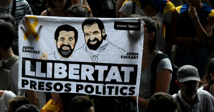 Catalogna, seconda giornata di contestazioni. In migliaia cercano di entrare nelle sedi del governo spagnolo: cariche della polizia