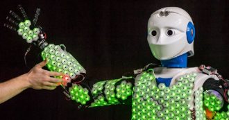 Copertina di H-1 è un robot con pelle artificiale sensibile che può abbracciare una persona senza ferirla