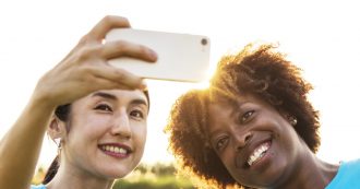 Copertina di Google: stop ai filtri di bellezza preattivati per i selfie: impongono standard di bellezza discutibili