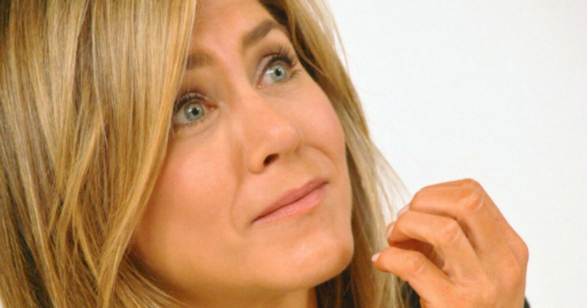 Sfonda i cancelli con l’auto ed entra nella casa di Jennifer Aniston: “Trattenuto fino all’arrivo della polizia” Sfonda i cancelli con l’auto ed entra nella casa di Jennifer Aniston: “Trattenuto fino all’arrivo della polizia”