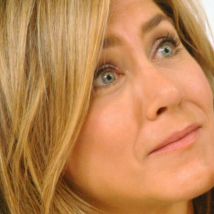 Jennifer Aniston dà un’importante lezione: farsi i cazz* propri sulle gravidanze altrui è sempre una saggia scelta