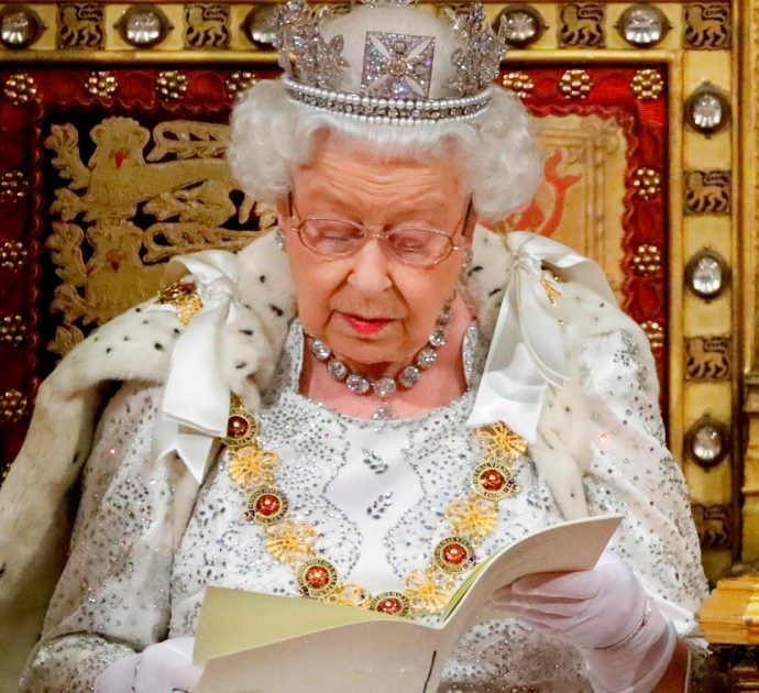 Regina Elisabetta ha avuto un infarto? Il comunicato del portavoce di Buckingham Palace