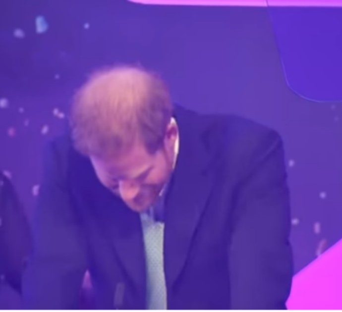 Principe Harry in lacrime sul palco davanti al pubblico: il toccante discorso sul figlio Archie