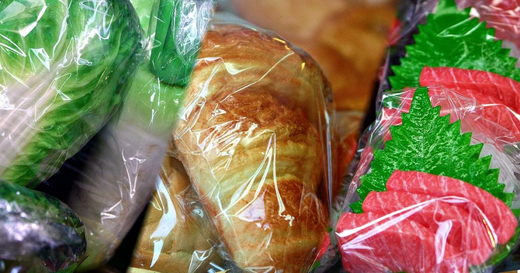 Imballaggi, accordo in Ue: stop a molti monouso in plastica, salva l’insalata in busta. Esenzioni al riuso: contentino per l’Italia