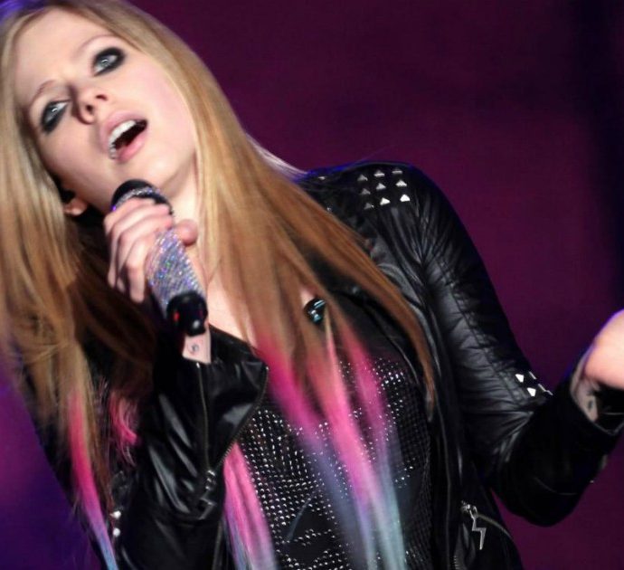 Avril Lavigne torna in concerto dopo gli anni a combattere la malattia di Lyme: in Italia un’unica data a Milano