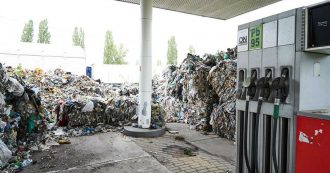 Copertina di Polonia, cento balle di rifiuti di plastica abbandonate in area industriale: una parte proviene dalla raccolta differenziata italiana