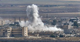 Copertina di Siria, Erdogan: “Non dichiareremo mai cessate il fuoco”. E i curdi dichiarano “interrotte” le operazioni anti-Isis: “Non sono più la priorità”