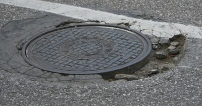 Copertina di Trovato cadavere decomposto in un tombino: il coperchio pesa 100 chili, è giallo