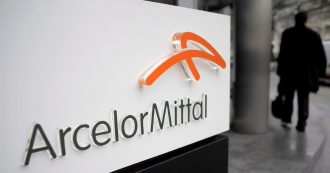 Copertina di Ilva, ArcelorMittal chiude il 2019 con un rosso di 2,5 miliardi. “Accordo con i commissari vicino, verso richiesta di rinvio della causa”